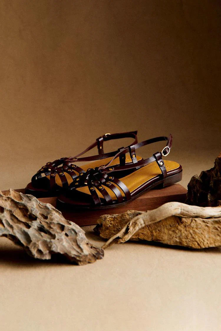 Odette™ | Donkerbruine sandalen met opengewerkte details en studs