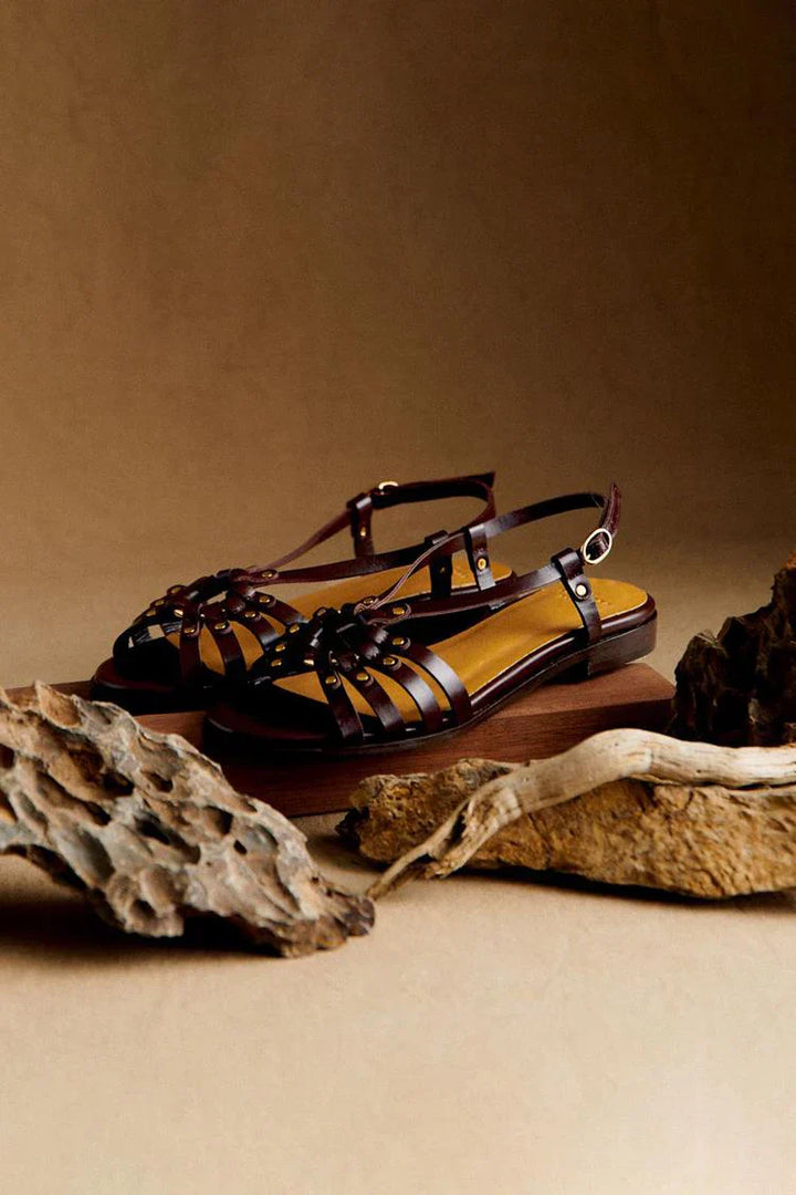 Odette™ | Donkerbruine sandalen met opengewerkte details en studs