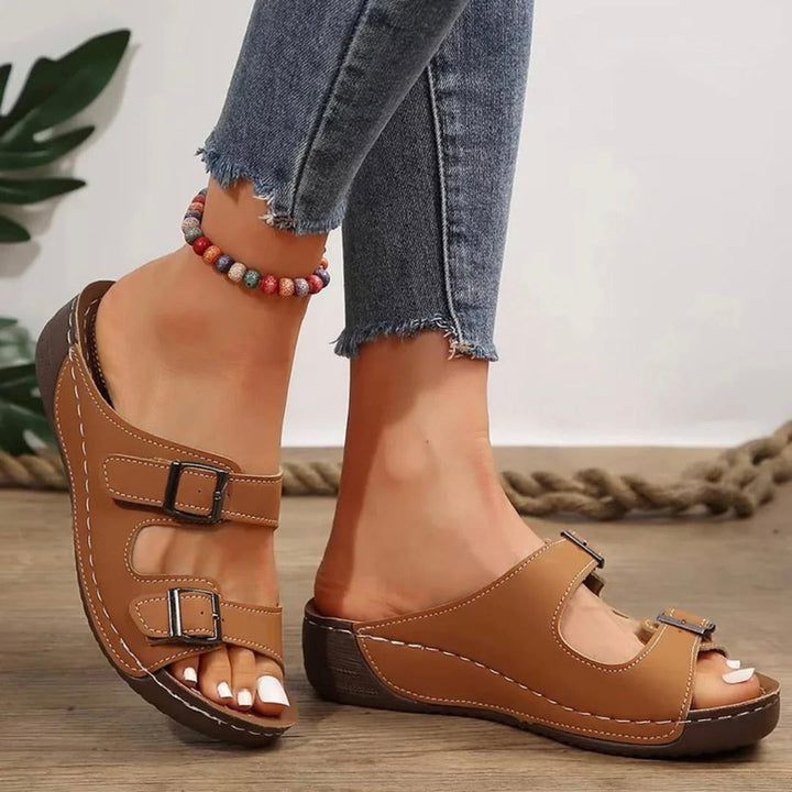 Delia | Gespsandalen