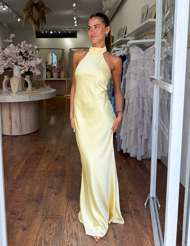 ZEYNEP | Elegante Satijnen Maxijurk met Halter-Uitsnijding