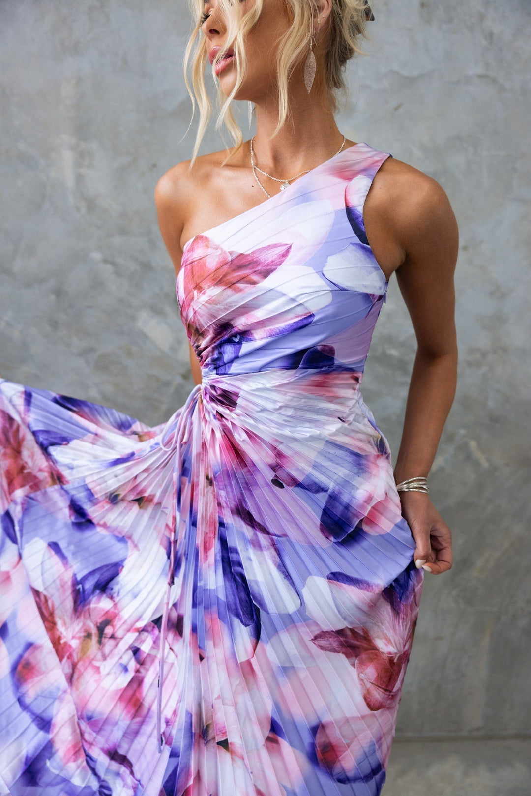 ELLA | One-Shoulder Plissé Midi-jurk